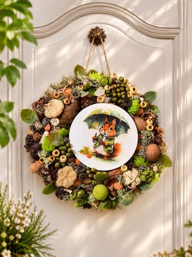 Mókusos őszi ajtódísz termésekkel – 24 cm