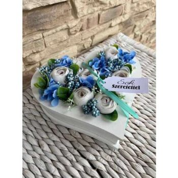   Szív alakú virágbox – kék-fehér díszítés, választható felirattal (22 x 22 cm)