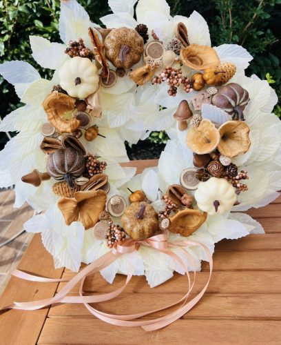 Natur színű nagyméretű őszi  ajtódísz 