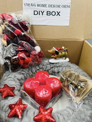 Csináld magad – Kreatív adventi élmény egy dobozba zárva!  DIY Adventi Dísz Szett – 25 cm szürke szörme alapon, piros gyertyákkal és kutyus figurával