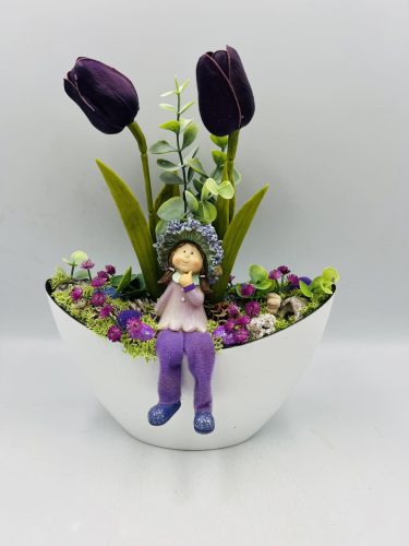 asztaldísz csónak kaspóban – lila virágtündérrel, lilás díszítéssel