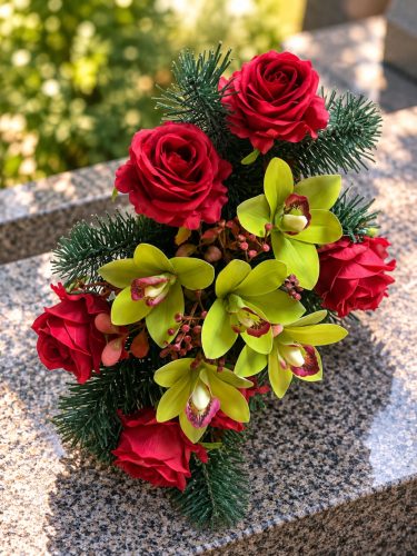Sírdísz közepes arany műanyag hajóban selyem rózsa és orchidea díszítéssel M23x38cm piros zöld