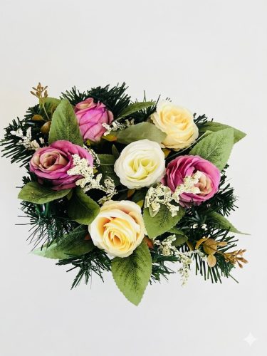 Nehezített sírtál rózsákkal – kegyeleti művirág dekoráció sírra, időtálló kivitelbenEz a nehezített sírtál rózsás díszítéssel elegáns és tartós megoldás szeretteink nyughelyének méltó ápolására. A harmonikus összeállításban krém, sárga és mályvás róz