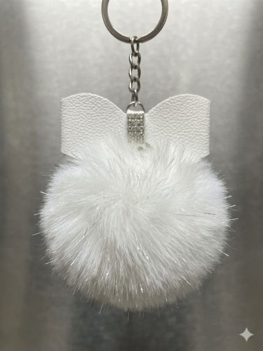 Fehér szőrös gombóc kulcstartó – masnis, strasszos dekoráció