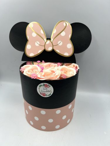 Minnie egeres virágbox rózsákkal, rózsaszín színben