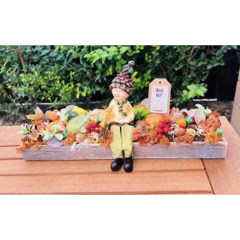 Őszi asztaldísz figurával