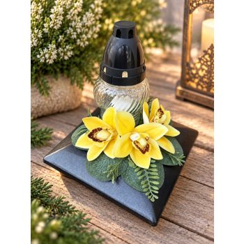  Sírdísz négyzetes szürke műanyag tálban, üvegmécsessel és selyemvirággal – 21 × 17 cm