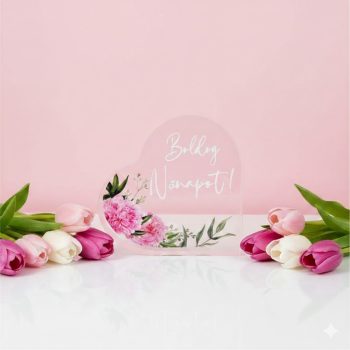   Plexi szív virágos „Boldog Nőnapot” felirattal – 6,6 × 6,6 cm