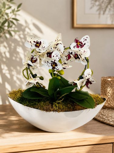 Szív alakban hajtogatott orchidea dekoráció – elegáns asztaldísz