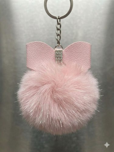 Halvány rózsaszín szőrös gombóc kulcstartó – masnis, strasszos dekoráció