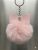Halvány rózsaszín szőrös gombóc kulcstartó – masnis, strasszos dekoráció