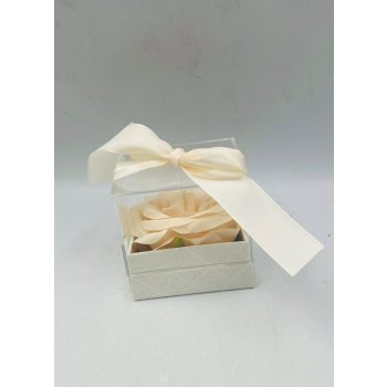   Púder színű rózsás dekor Kisméretű akril díszdoboz virággal – kb. 8 cm, választható felirattal