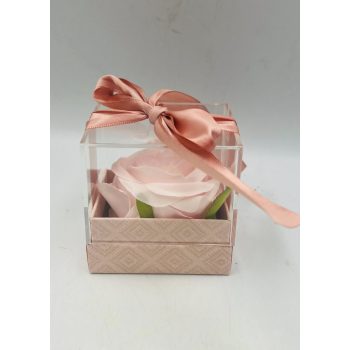   Rózsaszín rózsás Kisméretű akril díszdoboz rózsaszín virággal – kb. 8 cm, választható felirattal