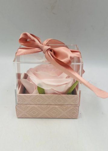 Rózsaszín rózsás Kisméretű akril díszdoboz rózsaszín virággal – kb. 8 cm, választható felirattal