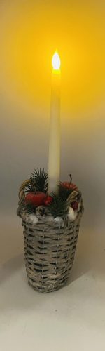 Vessző kosaras karácsonyi dekoráció LED gyertyával – piros-fehér, 38 cm