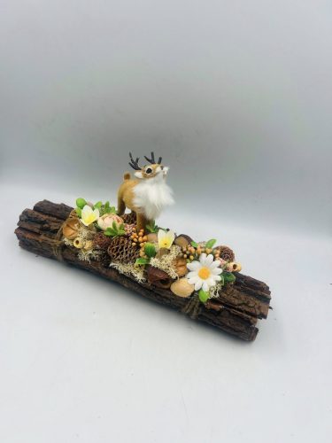 Őzike asztaldísz natur virágokkal fa rönkön