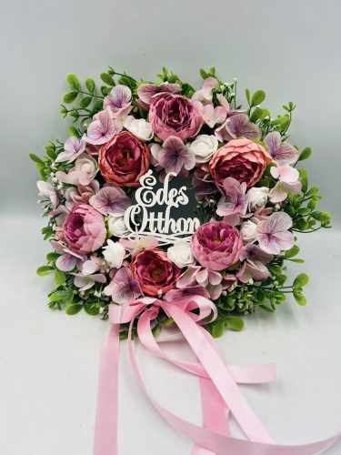 30 cm-es művirágos ajtódísz „Édes otthon” felirattal – mályvás színvilág
