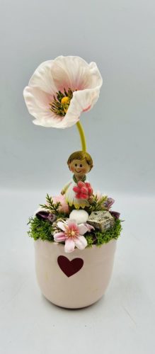 Szíves kerámia kaspós asztaldísz fiú figurával – rózsaszín