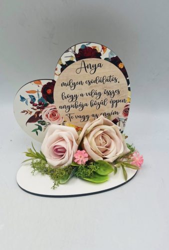 Szív alakú asztaldísz virágokkal – 13,2 x 12,8 cm, anyák napi felirattal
