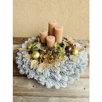   40 cm adventi asztaldísz – Műfenyő alapon barna gyertyákkal, fahéjjal, ánizzsal, szárított lime-mal és natúr dekorációkkal