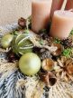40 cm adventi asztaldísz – Műfenyő alapon barna gyertyákkal, fahéjjal, ánizzsal, szárított lime-mal és natúr dekorációkkal