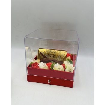   Akril díszdoboz Ferrero Rocher csokoládéval és virágokkal – 20 x 20 cm választható felirattal