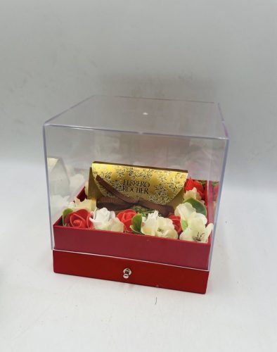 Akril díszdoboz Ferrero Rocher csokoládéval és virágokkal – 20 x 20 cm választható felirattal
