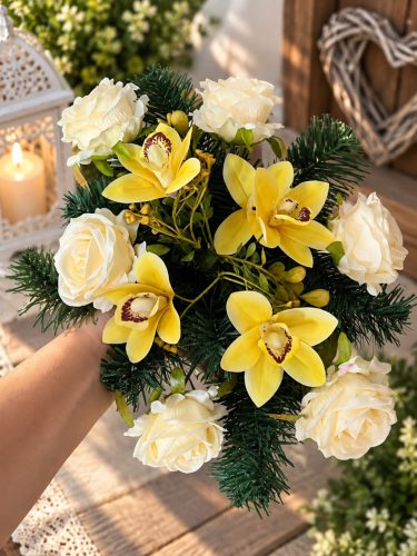 Sírdísz közepes arany műanyag hajóban selyem rózsa és orchidea díszítéssel M23x38cm