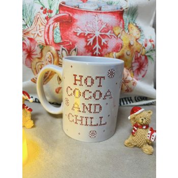    Karácsonyi Bögre – "Hot Cocoa and Chill" felirattal (9 x 11,7 cm) 
