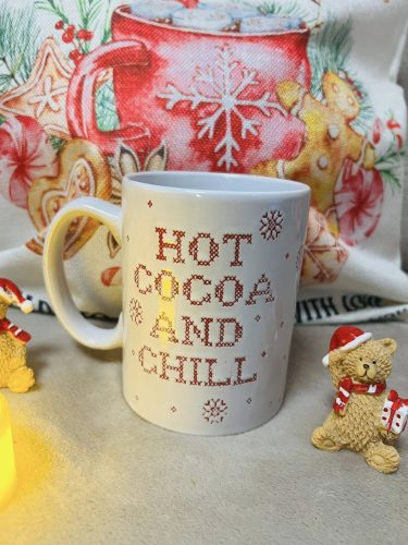 Forrócsokis  Bögre – "Hot Cocoa and Chill" felirattal (9 x 11,7 cm) 