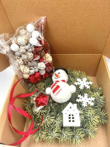 Csináld magad műfenyős ajtódísz hóemberrel