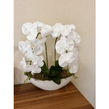   Élethű orchidea 2 szálas fehér, fehér csónak kaspóban ,zöld levelekkel 