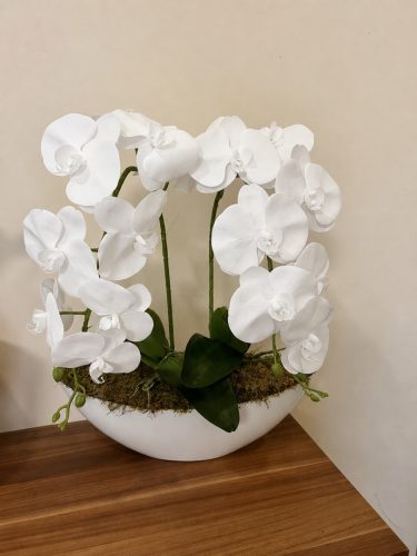 Élethű orchidea 2 szálas fehér, fehér csónak kaspóban ,zöld levelekkel 