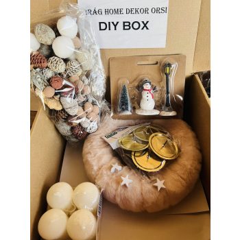   DIY „Téli Hóemberes”  csináld magad adventi díszítő csomag – krém gyertyákkal és szőrme alappal
