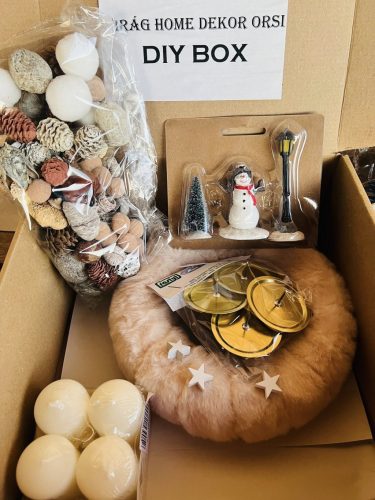 DIY „Téli Hóemberes”  csináld magad adventi díszítő csomag – krém gyertyákkal és szőrme alappal