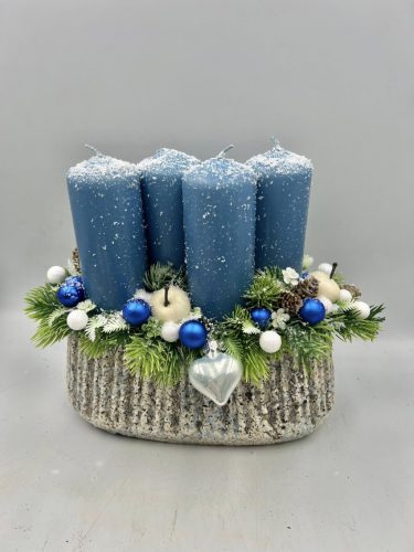  Kékgyertyás Adventi Dekor – Kerámia Kaspóban 