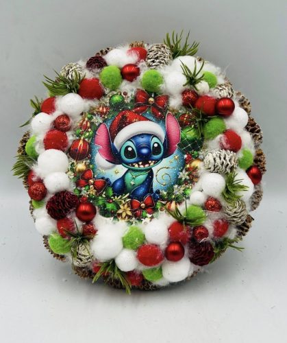 s karácsonyi ajtódísz – Stitch fa lappal, termésekkel és gömbökkel