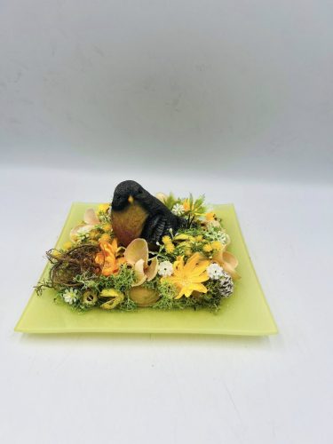 Asztaldísz 20 cm üveg tálon – tavaszi dekoráció madár figurával
