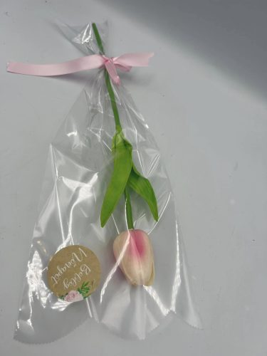 Nőnapi tulipán szálas díszcsomagolással rózsaszín tulipán