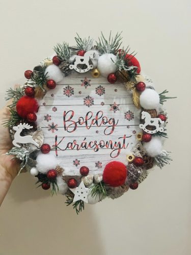 Piros–fehér karácsonyi ajtódísz – 20 cm „Boldog Karácsonyt” táblával