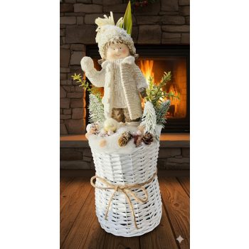   ️ 55 cm-es Téli Gyermekfigurás Kosárdekor – Havas, Prémium Stílusban Fontos: Ez a vendégváró dekoráció mérete miatt nem rendelhető csomagautomatába, csak házhoz szállítással tudjuk kézbesíteni.