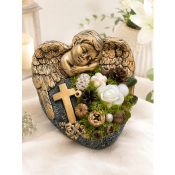   Kegyeleti angyalos kődísz kereszttel – 16 × 19 cm fehér díszítéssel