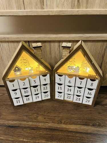 	 Világítós adventi naptár – 39x4,5x30 cm, 8 LED-del