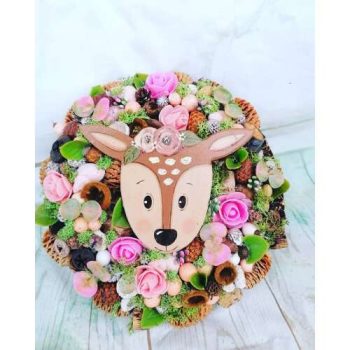   Őzikés ajtódísz 24 cm – rózsaszín és natúr színekben  Bájos, természetes hangulatú 24 cm-es ajtódísz, amelyet kedves őzike figura tesz igazán különlegessé.