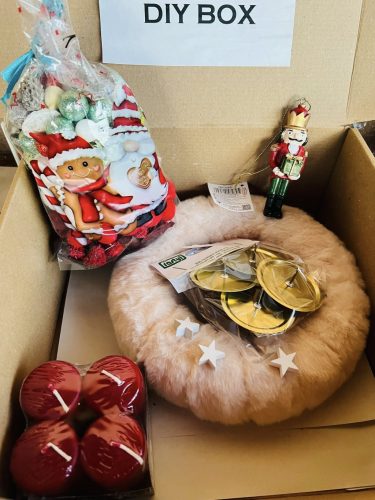 DIY Adventi 4 gyertyás csináld magad  díszítő csomag –szőrme alappal és diótörő figurával