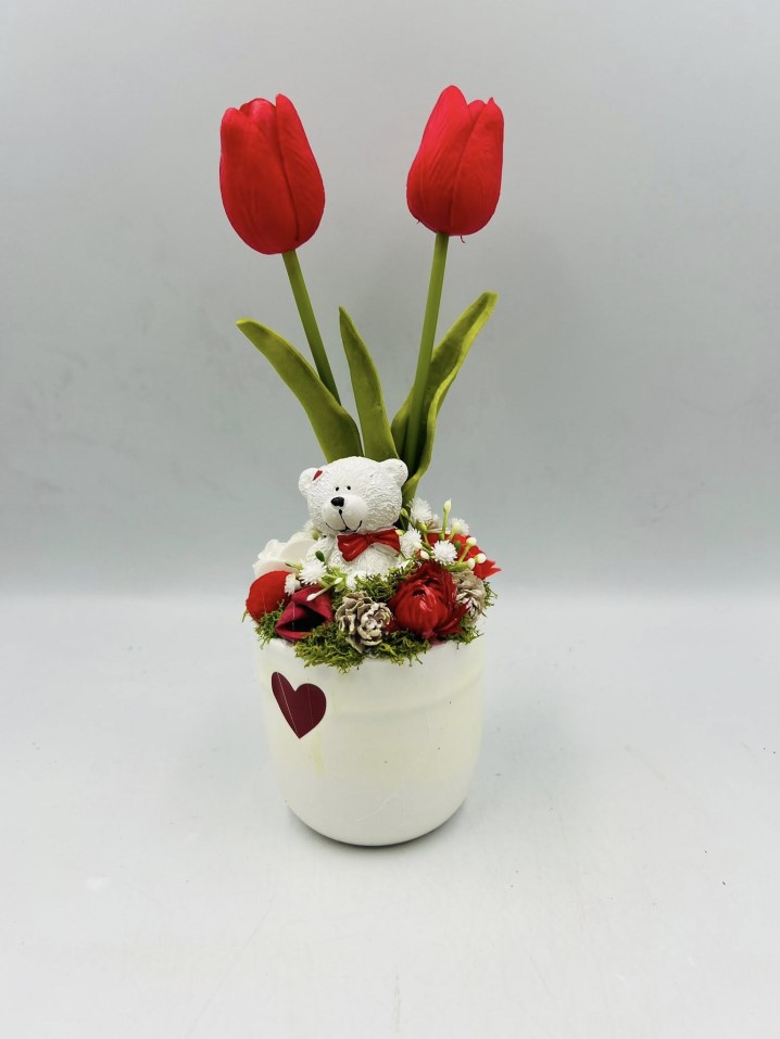 Valentin-nap története és jelentése, romantikus dekorációs ötletek a szeretet ünnepére.